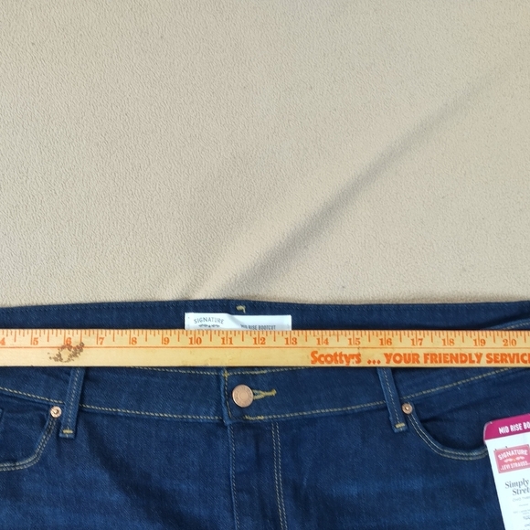 Signature Levi Strauss~Woman Size 24 L (W37xL34) Blue Denim Midrise Bootcut Jean - Picture 8 of 11